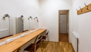 Umělecké šatny náležící ke společenskému sálu