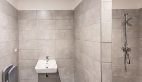 Umělecké šatny součástí kinosálu