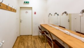 Umělecké šatny náležící ke společenskému sálu