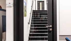 Schodiště k zasedací místnosti