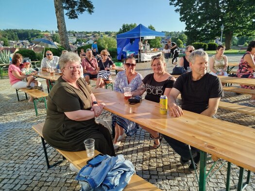 Folková kapela Doladíme přinesla na zámecké nádvoří příjemný večer