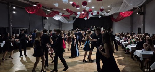 Druhá prodloužená se za doprovodu tanečního orchestru vydařila!